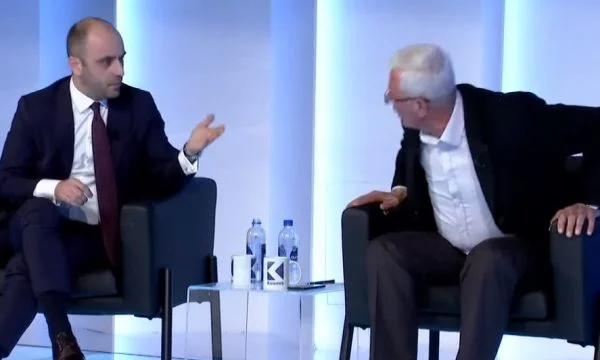 Kurtesh grida a Zyberaj: Sta' zitto, sei un branco.