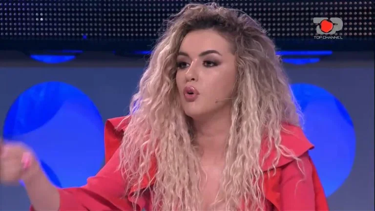 Cállate, vas a escupirte en la cara, maldito imbécil. - No Antonela a Loco.
