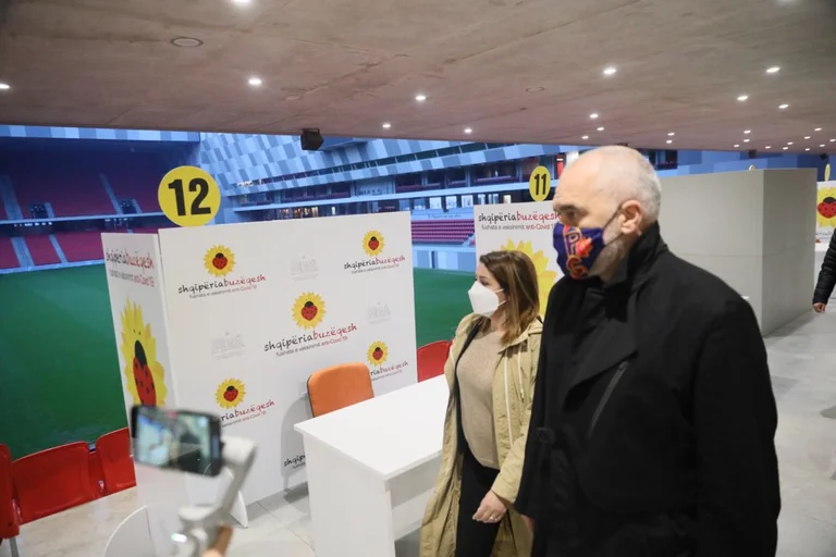 Albania también acepta 38 mil y 400 dosis de vacunas
