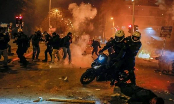 Lotta ad Atene: 10 agenti di polizia feriti, 16 persone arrestate