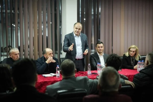 Hoxhaj se reúne con ramas PDK en Skenderaj y Drenas, gracias por el compromiso