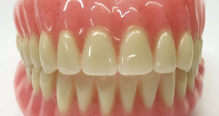 Pensionista denunciando al vecino en Tirana: Perdí los dientes debido a él.