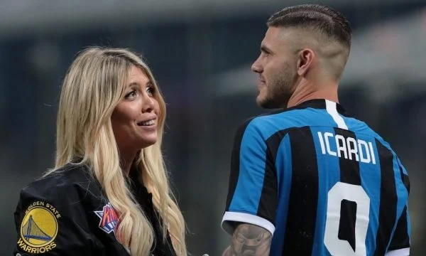 Wanda Nara extrae fotos, muestra todo en su amigo