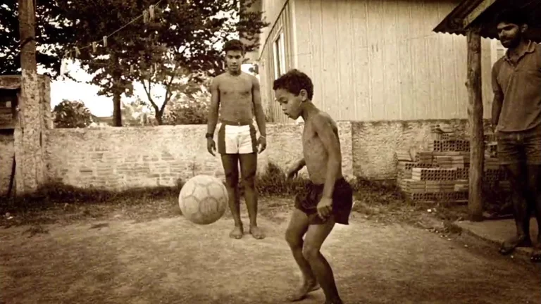 Ronaldinho révèle l'histoire émotionnelle de la raison de son père quand il n'avait pas d'argent pour acheter des chaussures de foot