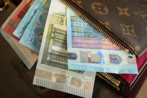 La forma en que guardas dinero en tu billetera muestra si serás rico o pobre