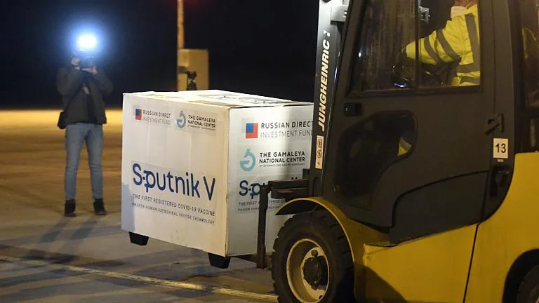 Italia, il primo membro dell'UE a produrre vaccino russo “Sputnik V
