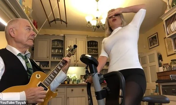 La ragazza di 62 anni va pazza ballando con Metallice senza un giubbotto