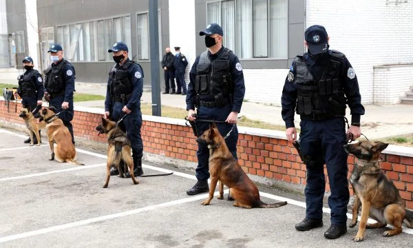 U n NDP spendet fünf Hunde an Kosovo Polizei