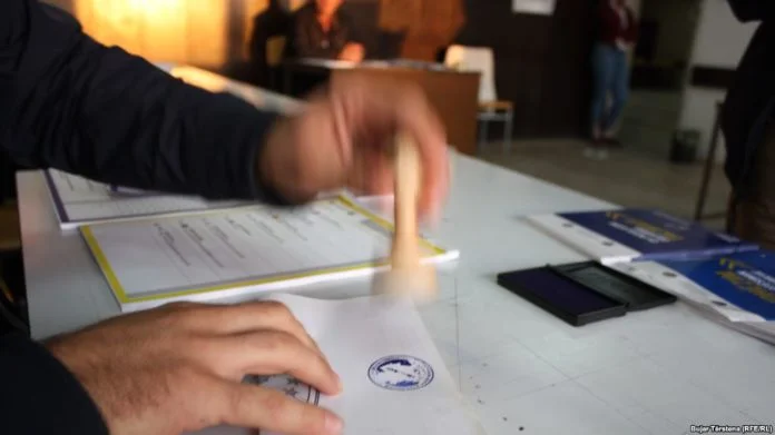Police du Kosovo Ban Arber Krasniqi, suspect de révocation de vote