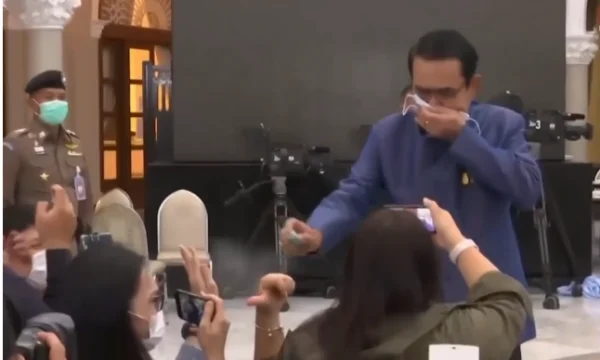 Il primo ministro thai si arrabbia con i giornalisti, infettati dall'alcol