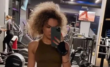 Arta met en valeur les lignes du corps en se filmant devant le miroir