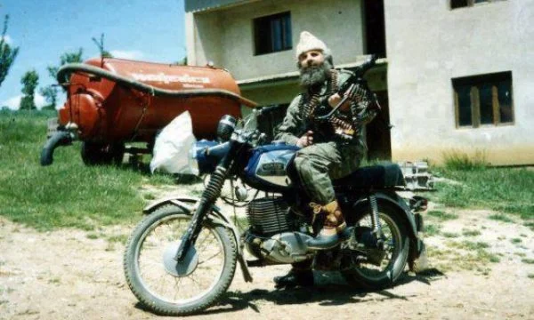 L'insegnante di Adam Yasar riferisce l'arma preferita del comandante