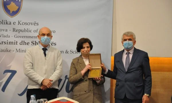 Ministerio de Educación comparte el precio de Mitrovica