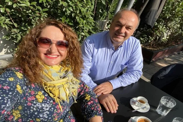 Hoxhaj desea el 8 de marzo: Una esposa - El Pilar Principal de la Sociedad