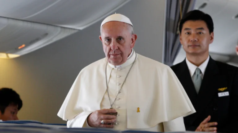 Il papa passa sopra lo spazio albanese, telegramma Meta: Prego Dio per voi, pace e prosperità