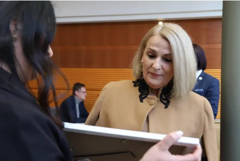 La esposa de Thaci sorprendió la foto de su marido el 8 de marzo