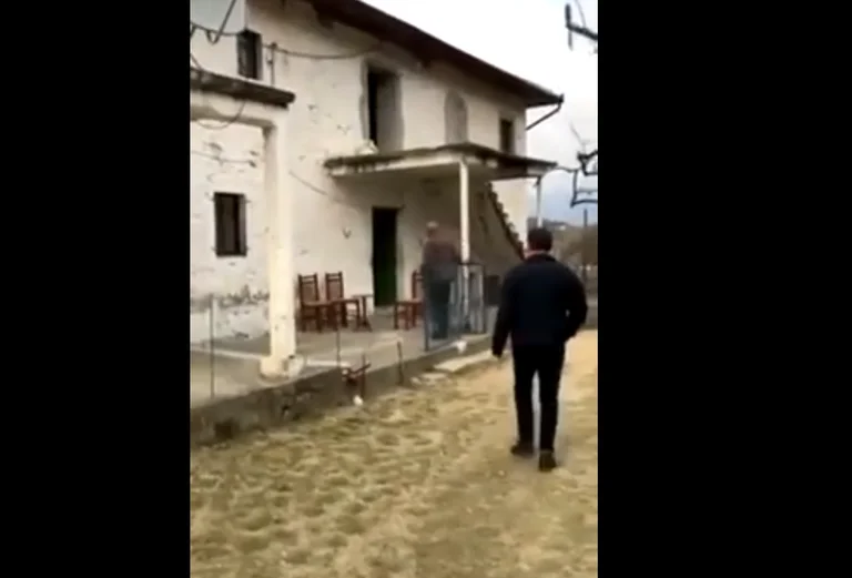 Tome Gashi da “Yellow House Traduzione: