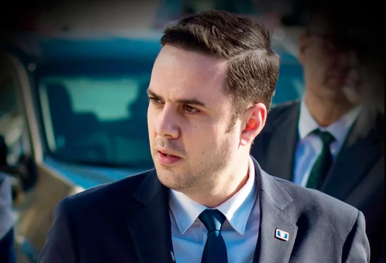 Lumir Abdixhiku annonce la candidature de son président