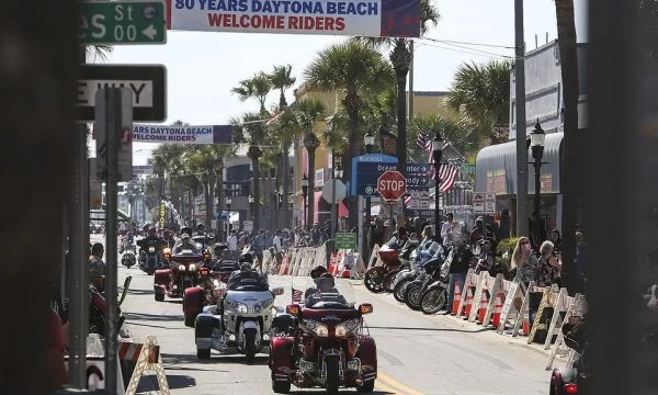 Burn Anti-Masken - CO VID und die Bilder von Biden, 300 Tausend Motoristen “capture” American City