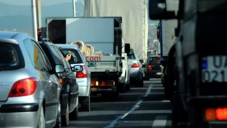 Che succede? Molte strade del Kosovo sono bloccate, colonne lunghe