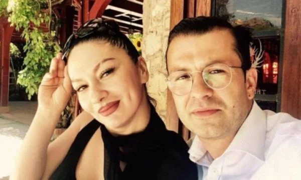 L'uomo compra un regalo di lusso super a Adelina Ismaili