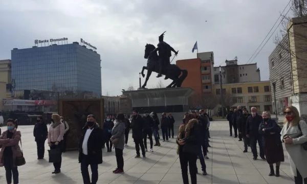 Los trabajadores de la Lotería protestan ante el gobierno, exigen salarios