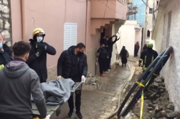 Quattro case sono scritte a Berat, padre e figlio muoiono, sospettato di un terzo