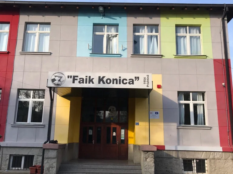 Los padres esperan del municipio de Pristina, se comprometen a regular la escuela.