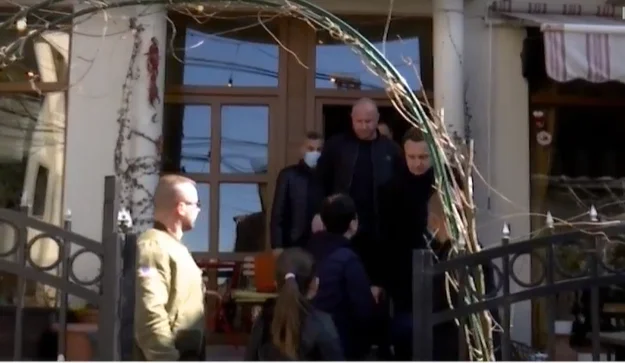 Il luogo che Kurt, Osman, Dardan Molliq, e il figlio di Thaci insieme