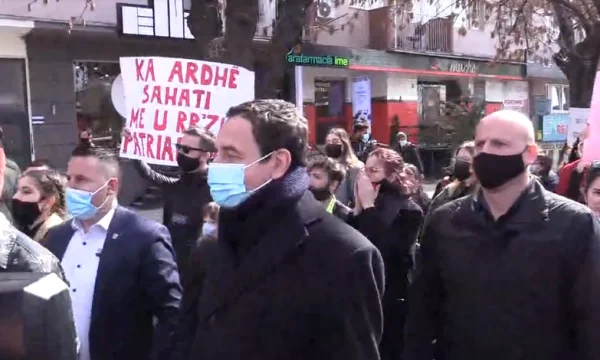 Después de tomar el poder, Albin Kurti también aparece en la marcha de protesta contra el patriarcado