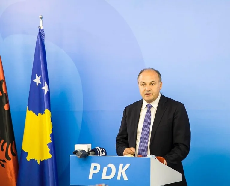 Hoxhaj thumbon Kurtin: Eksperti i telave të bakrit për pak na djegu me Amerikën