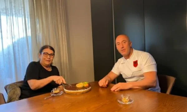 Haradinaj commence matin le 8 Mars en publiant des photos avec la mère