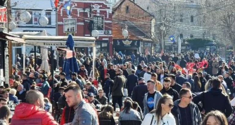 Chi se ne frega di COVID-19, Prizren è pieno di visitatori