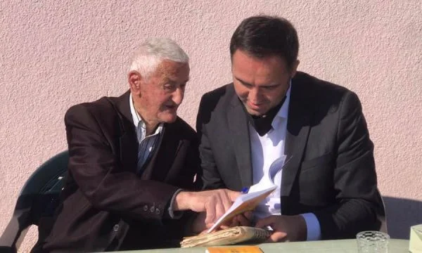 Glauk Konjufca sorprendió al primer maestro en su día