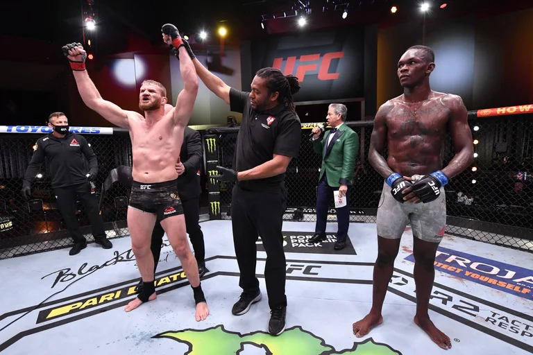 Adesanya sufre la primera pérdida de la carrera de UFC 259, Jon Blachitz unfixes los títulos.