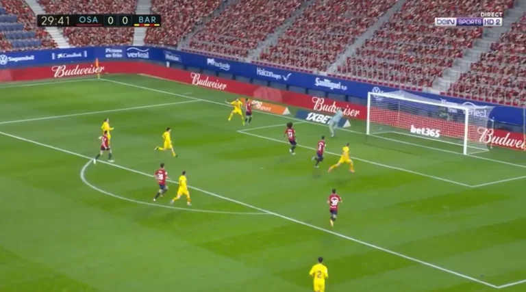 Barcelona en la mano superior contra Ossasu, Yordi Alba gullalis.