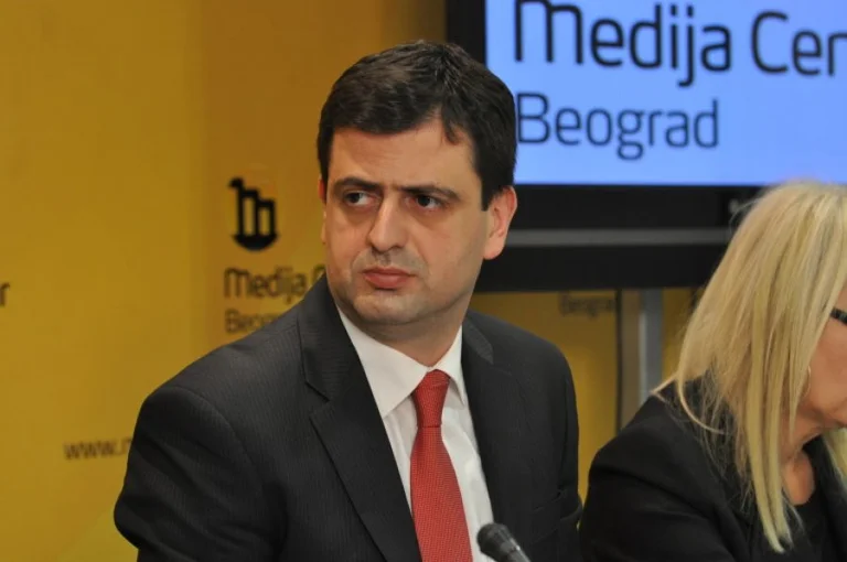 Valdet Sadiku è nominato dipendente dell'ambasciata statunitense del Kosovo