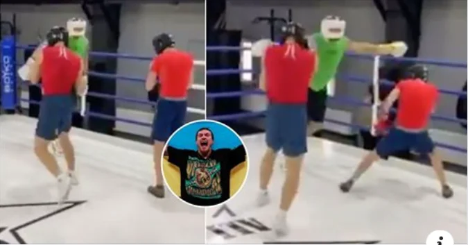 Oleksander Usyk intenta puños locos con dos manos en el anillo contra dos boxeadores