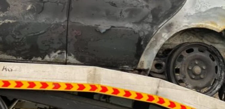 Un'auto è scritta nel magistrato Pristina-Prizren