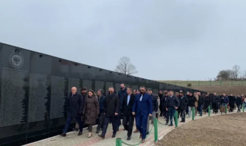 Bekim Jashare rinde homenaje al memorial de María de los mártires