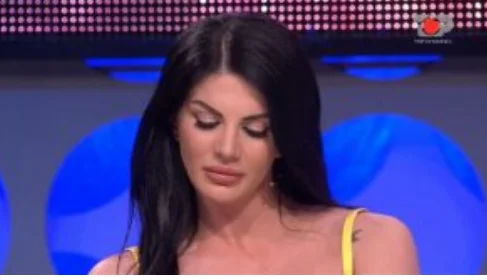 Mevlan dà l'altro fiore concorrente, la signora lascia con lacrime agli occhi