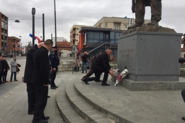 Il secondo giorno di Epopa parte nell'homazhe vicino al settembre di Adem Jashar a Skenderaj