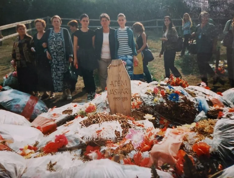 Seltene Fotografie von Adem Jashar Grab im Jahr 2000