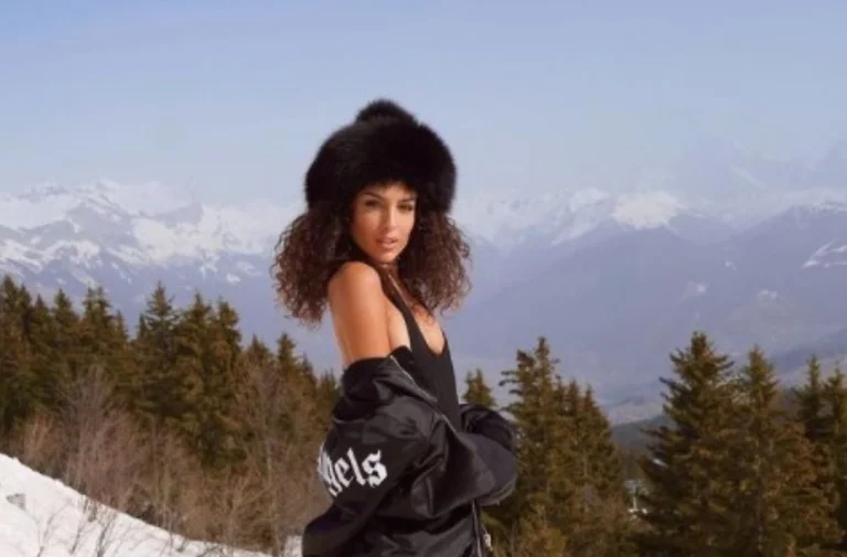 La ragazza di Hot Verratt, anche per la neve, non le dispiace avere mezza nuda in inverno.