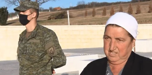 Madre Sevdije da Prekazi racconta il suo ultimo incontro con Adam Yashhar