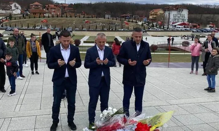 Halil Kastrati va alla tomba di Adam Jashar, prega con Bekim