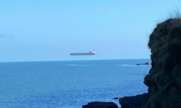 Le footman est choqué de voir un bateau planer sur l'eau