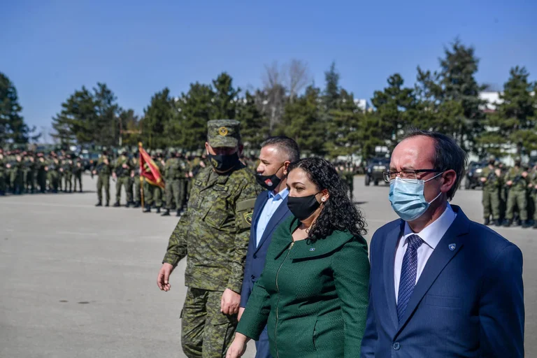 Il Primo Ministro Hoti commemora Adem Jashar: condivide le foto con Vjosa Osman alla cerimonia
