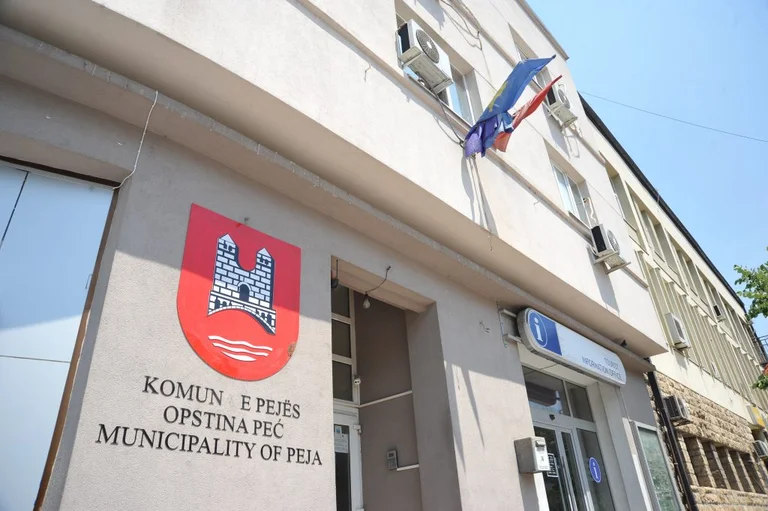 Polizei umgibt die Peja Gemeinde, Muhajari: Es gibt keine Aktion, Vetevendosje ist “Leitungsfilm”