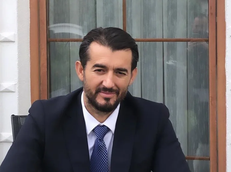 Laban responde a la llamada de una madre para ayudar a su bebé